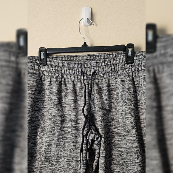Under Armour Coldgear Loose Fit Sweatpants (L) Like New - Picture 3 of 5
